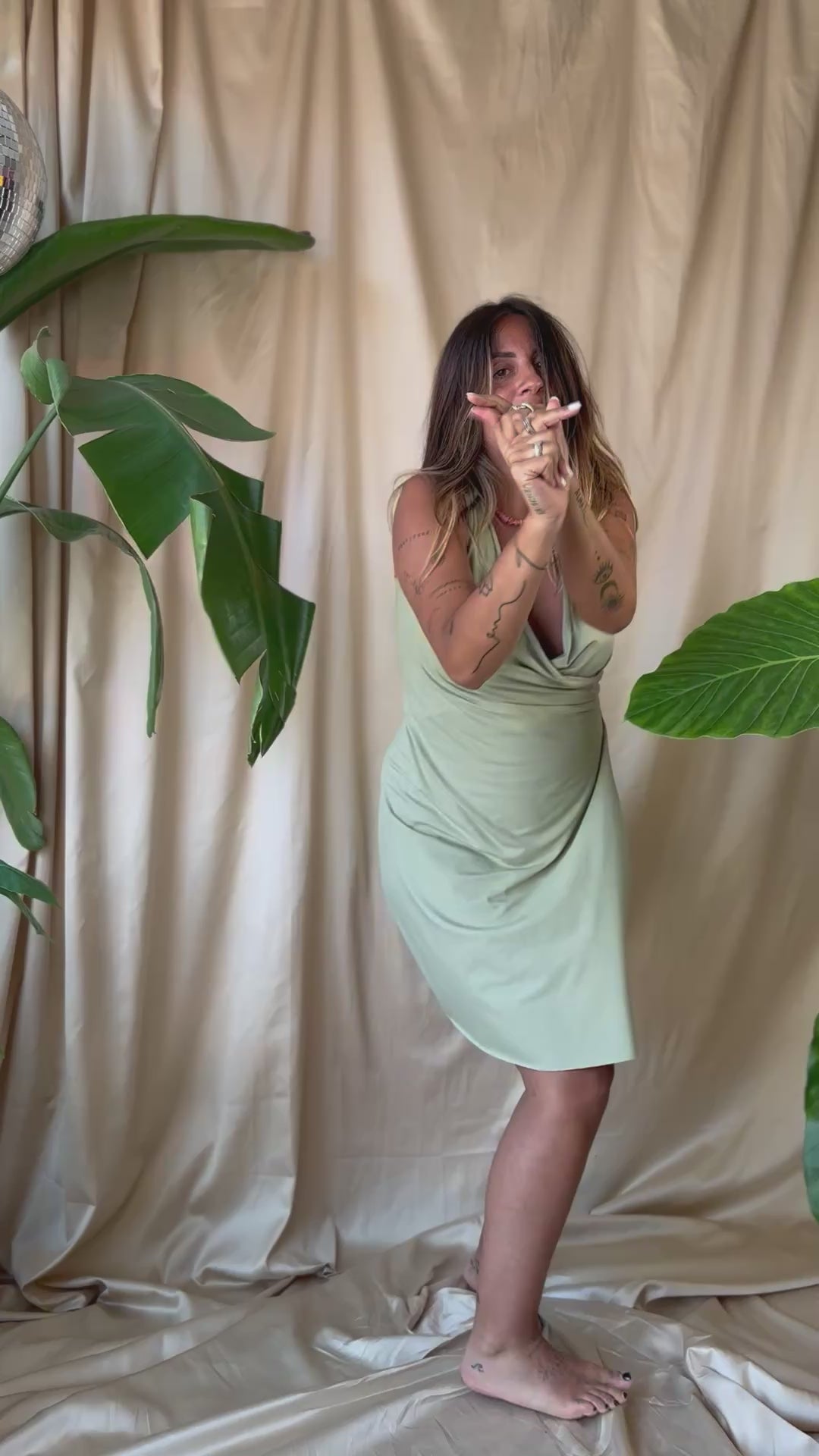 Carica video: Venus Mini Dress 2025